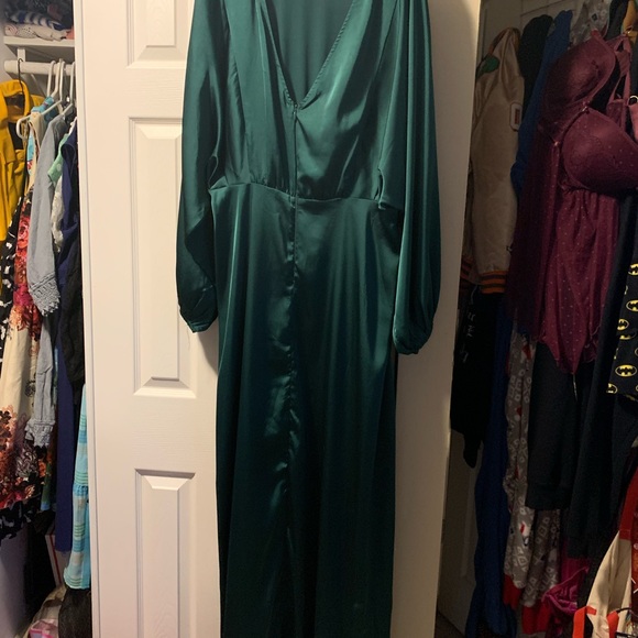 Gorgeous emerald floor-length satin gown. - Picture 3 of 4